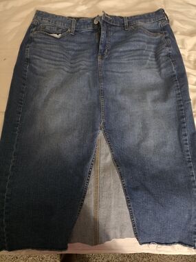 Torrid Women's Mid Wash Denim Skirt with Front Slit at the knee.